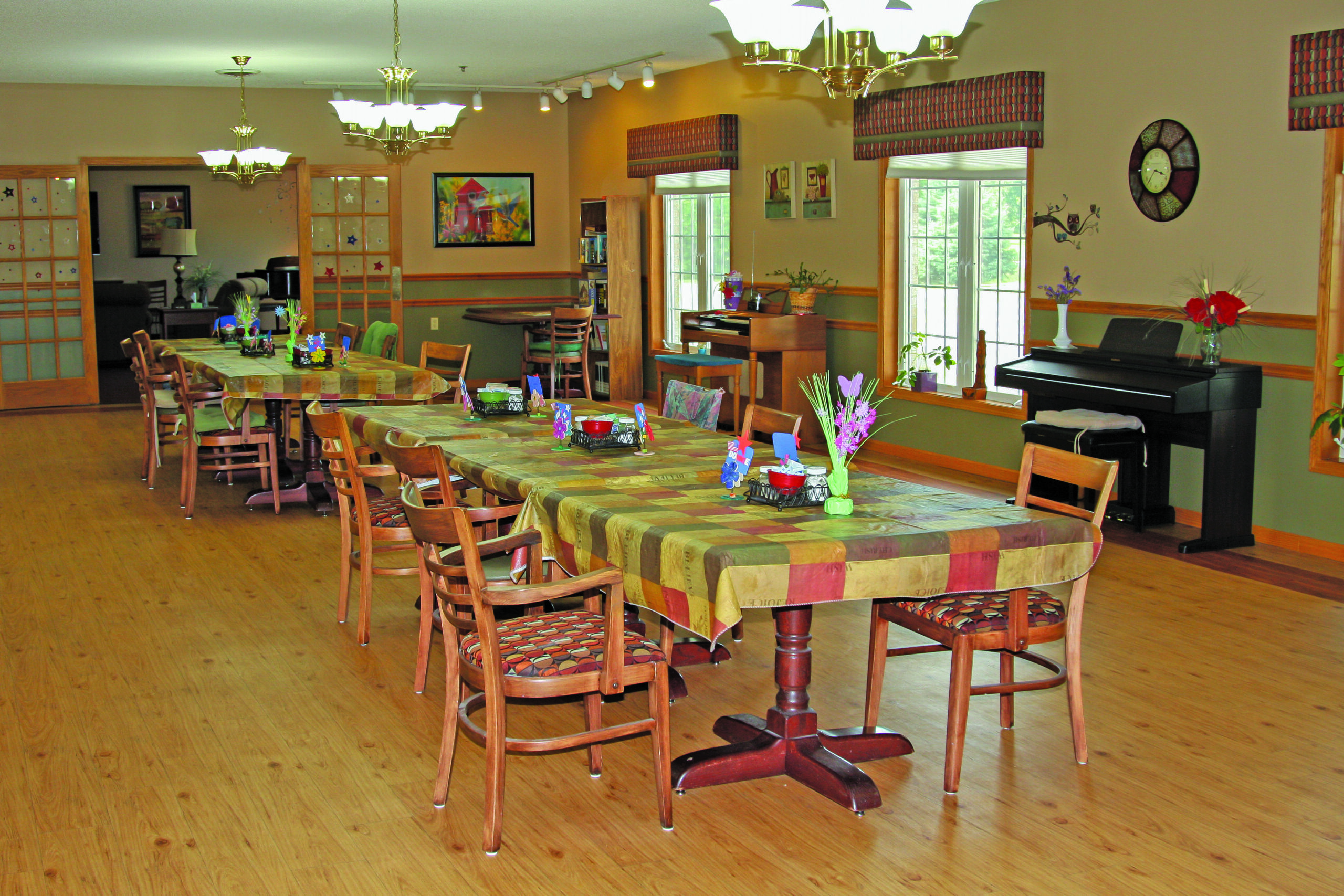 Image of the dining room at Fieldcrest Assisted Living.